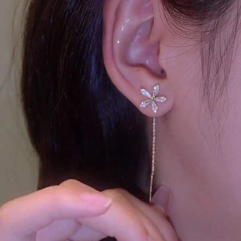 S925 Silver Needle Micro-inlaid Zircon Flower Ear Line Earrings by Glam Sleek – Elegant and lightweight silver ear line earrings featuring sparkling micro-inlaid zircon flowers. Designed with an S925 sterling silver needle for comfort and durability, these delicate dangle earrings bring a touch of luxury and timeless charm to any look. Perfect for daily wear, parties, weddings, or gifting, Glam Sleek’s flower ear line earrings combine modern elegance with affordable fashion jewelry.