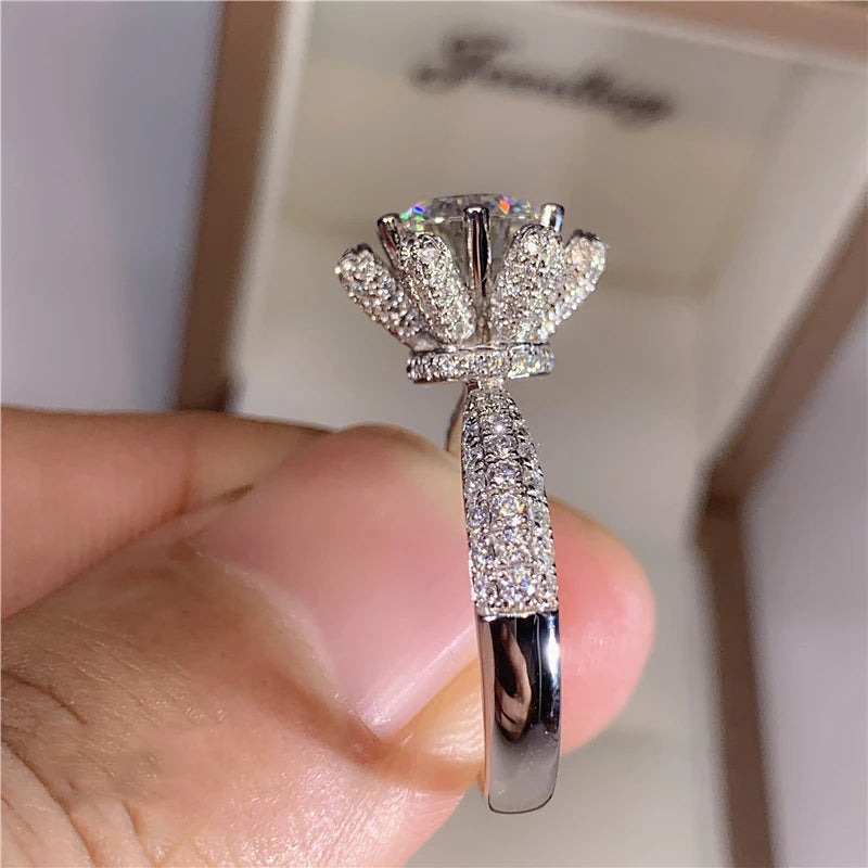 💍 Dazzling 5 Carat Moissanite 14K White Gold Plated Engagement Ring by Glam Sleek – A breathtaking blend of brilliance and elegance. Featuring a sparkling 5 carat moissanite stone set in 14K white gold plating, this timeless ring offers the luxury look of diamonds at an affordable price. Perfect as an engagement ring, anniversary gift, or statement jewelry, it delivers exceptional sparkle, durability, and sophistication for modern brides and jewelry lovers.