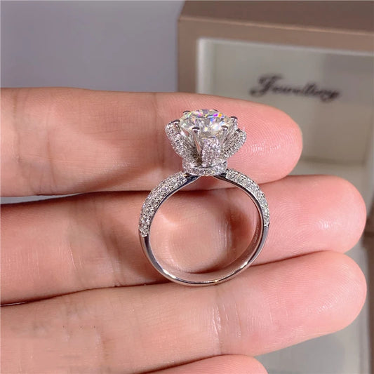 💍 Dazzling 5 Carat Moissanite 14K White Gold Plated Engagement Ring by Glam Sleek – A breathtaking blend of brilliance and elegance. Featuring a sparkling 5 carat moissanite stone set in 14K white gold plating, this timeless ring offers the luxury look of diamonds at an affordable price. Perfect as an engagement ring, anniversary gift, or statement jewelry, it delivers exceptional sparkle, durability, and sophistication for modern brides and jewelry lovers.