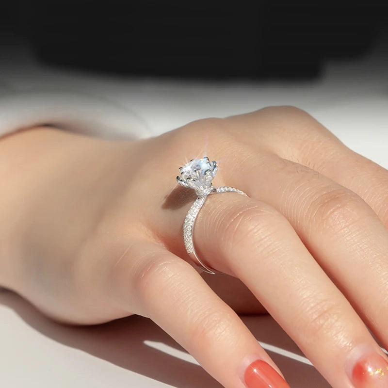 💍 Dazzling 5 Carat Moissanite 14K White Gold Plated Engagement Ring by Glam Sleek – A breathtaking blend of brilliance and elegance. Featuring a sparkling 5 carat moissanite stone set in 14K white gold plating, this timeless ring offers the luxury look of diamonds at an affordable price. Perfect as an engagement ring, anniversary gift, or statement jewelry, it delivers exceptional sparkle, durability, and sophistication for modern brides and jewelry lovers.