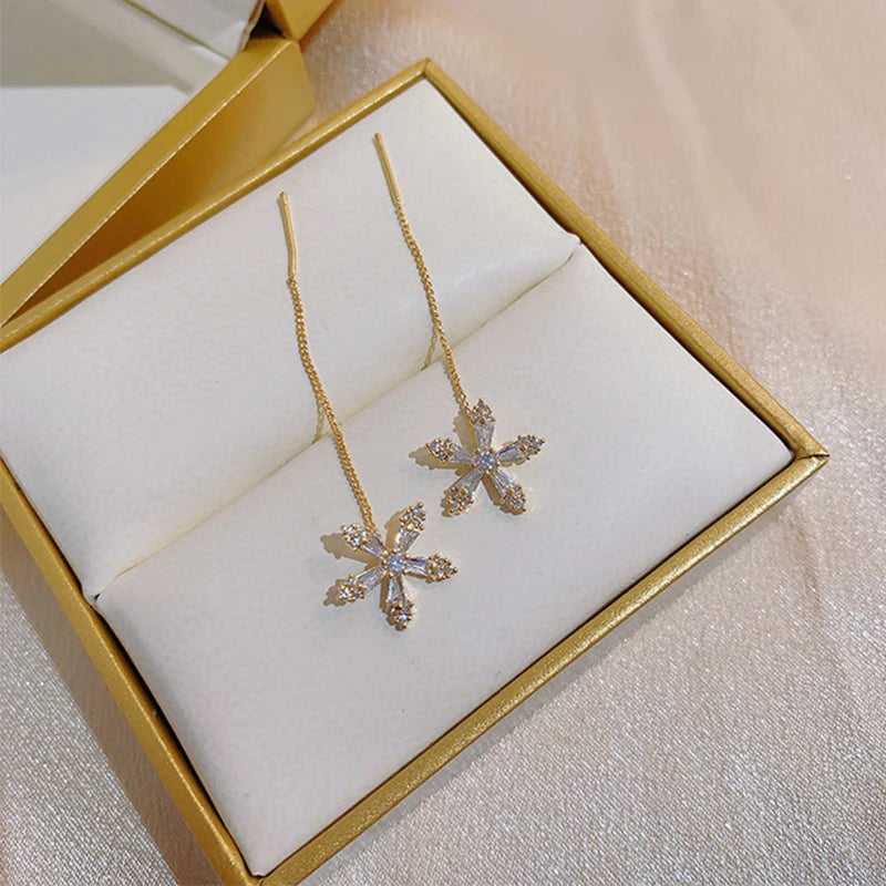 S925 Silver Needle Micro-inlaid Zircon Flower Ear Line Earrings by Glam Sleek – Elegant and lightweight silver ear line earrings featuring sparkling micro-inlaid zircon flowers. Designed with an S925 sterling silver needle for comfort and durability, these delicate dangle earrings bring a touch of luxury and timeless charm to any look. Perfect for daily wear, parties, weddings, or gifting, Glam Sleek’s flower ear line earrings combine modern elegance with affordable fashion jewelry.