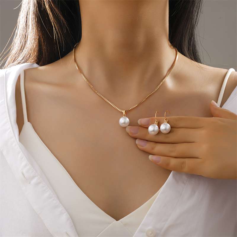 Shop an exquisite round pearl pendant necklace for women at Glam Sleek. Elegant pearl jewelry perfect for weddings, parties, gifts and everyday style.