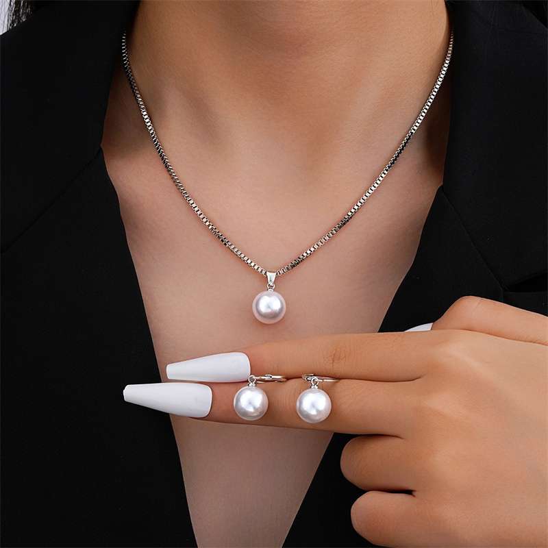 Shop an exquisite round pearl pendant necklace for women at Glam Sleek. Elegant pearl jewelry perfect for weddings, parties, gifts and everyday style.