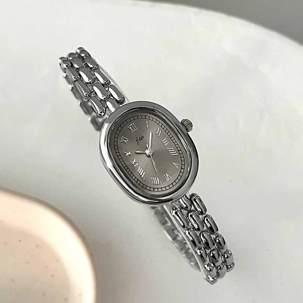 Shop Glam Sleek’s versatile oval quartz watch for women. A fashionable wristwatch with an elegant design, perfect for everyday wear, parties and special occasions.