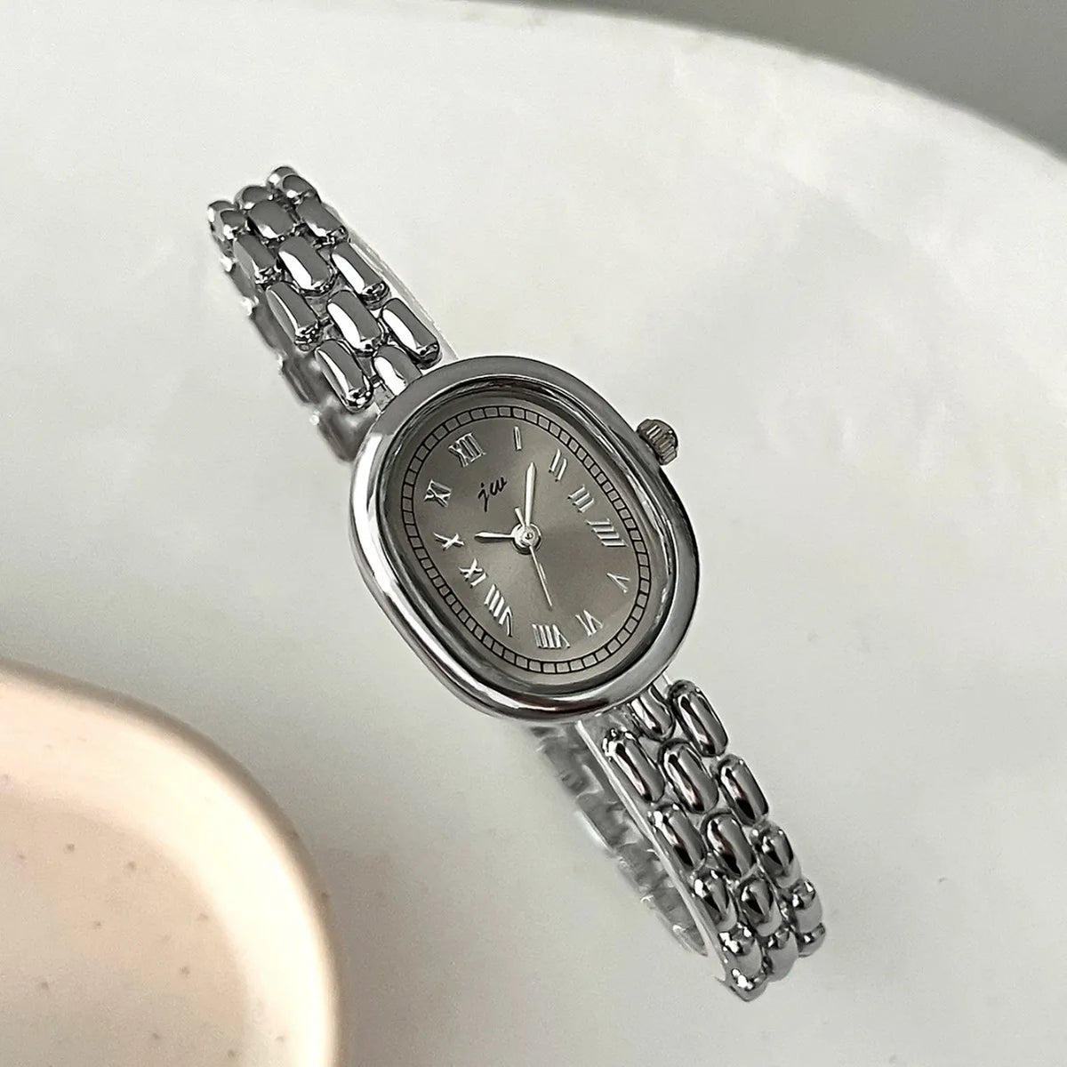 Shop Glam Sleek’s versatile oval quartz watch for women. A fashionable wristwatch with an elegant design, perfect for everyday wear, parties and special occasions.