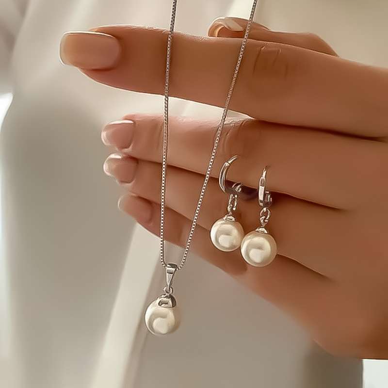 Shop an exquisite round pearl pendant necklace for women at Glam Sleek. Elegant pearl jewelry perfect for weddings, parties, gifts and everyday style.