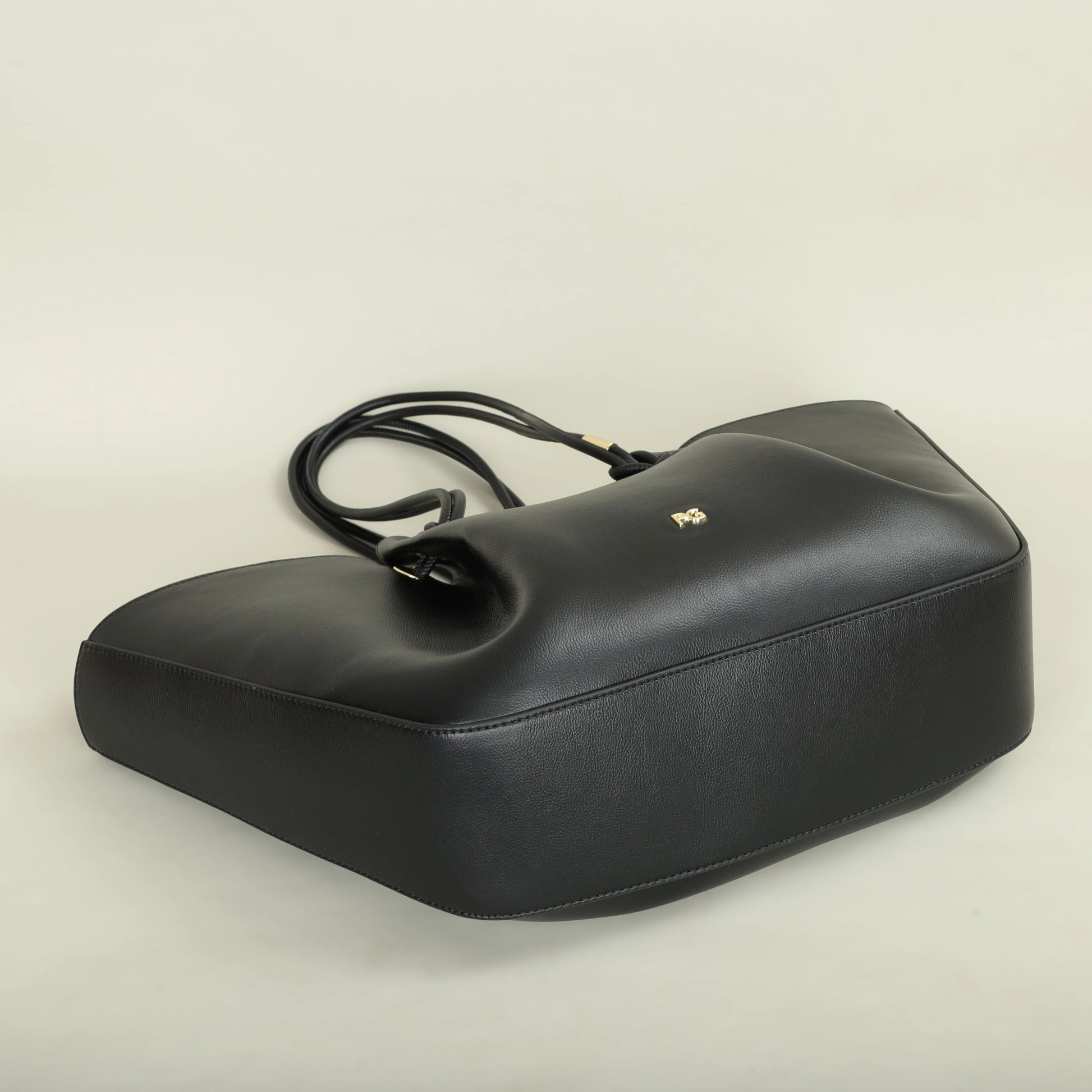 **Eco-Friendly Large-Capacity Fashion Bag by Glam Sleek**  

Elevate your style sustainably with Glam Sleek's **Eco-Friendly Large-Capacity Light Luxury Bag**. Designed for modern women, this chic accessory combines eco-conscious materials with a spacious interior and a touch of luxury. Perfect for work, travel, or daily errands, it’s where fashion meets functionality—without compromising the planet.