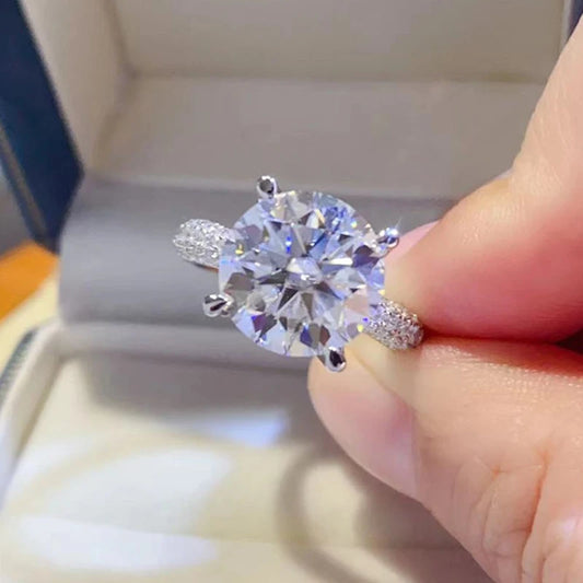 💍 Luxury 5 Carat Moissanite Engagement Ring by Glam Sleek – crafted in S925 silver plated with 18K white gold and set in a classic four-claw design. This brilliant moissanite diamond alternative offers exceptional sparkle, durability, and timeless elegance, making it the perfect engagement ring or anniversary gift. A luxurious yet affordable choice for women who desire sophistication and lasting beauty.